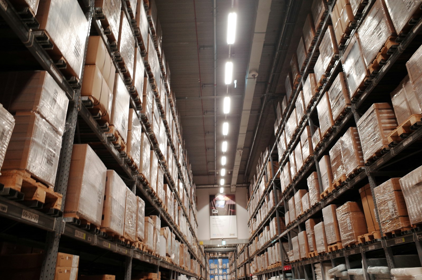 Almacén industrial con estanterías